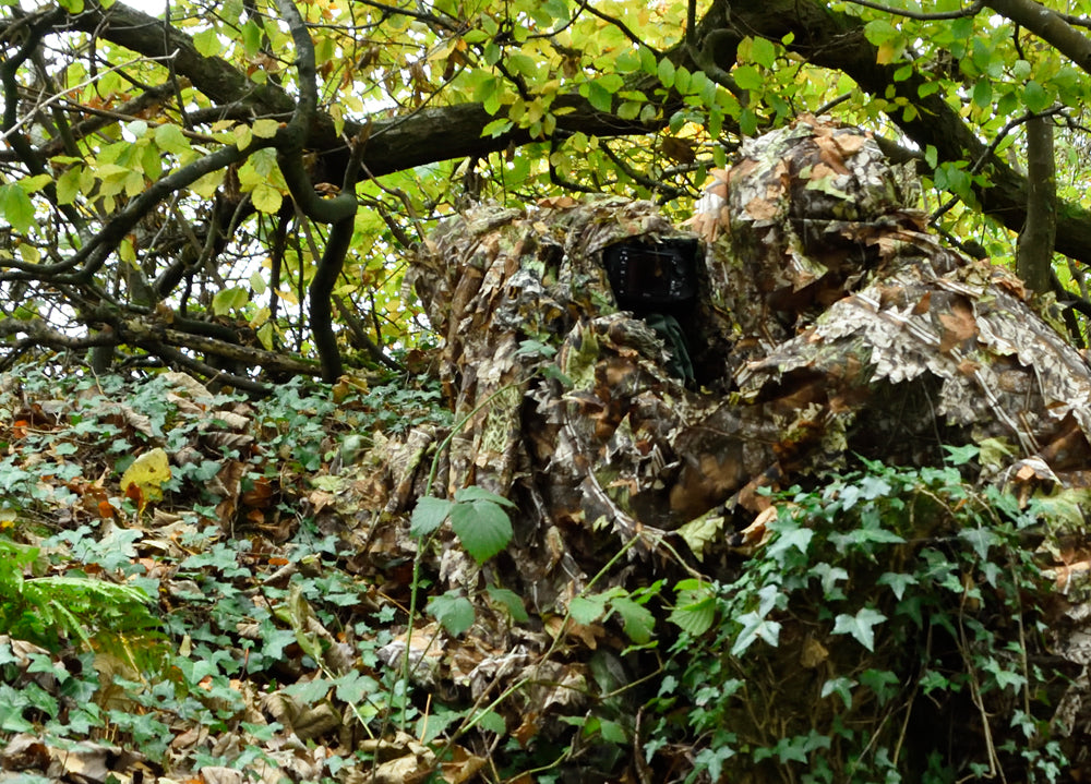 Quick use lightweight camouflage covers for wildlife photography, nature photography and surveillance 