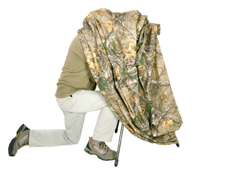 A quick use camouflage wildlife photography hide to break up your shape and outline. Will cover you, your camera, tripod and seat. Easy to use, just throw it over yourself or have it draped over your camera and tripod. No poles or pegs to worry about. Rolls up to fit in camera bag or rucksack.