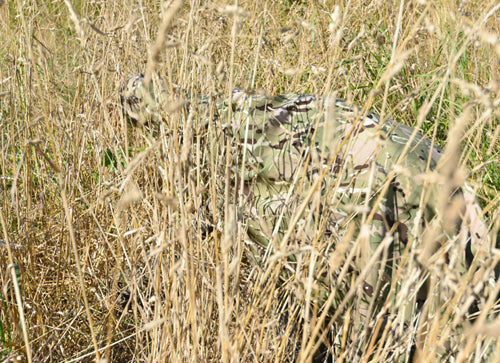 A quick use camouflage wildlife photography hide to break up your shape and outline. Will cover you, your camera, tripod and seat. Easy to use, just throw it over yourself or have it draped over your camera and tripod. No poles or pegs to worry about. Rolls up to fit in camera bag or rucksack.