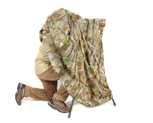 A quick use wildlife camouflage hide to break up your shape and outline. Will cover you, your camera, tripod and seat. Easy to use, just throw it over yourself or have it draped over your camera and tripod. No poles or pegs to worry about. Rolls up to fit in camera bag or rucksack.